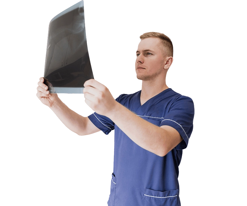 врач изучает рентгеновский снимок желудка